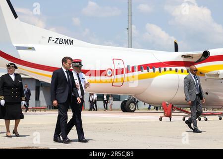 Garons, Francia. 02nd giugno, 2023. Il presidente francese Emmanuel Macron visita la base aerea di sicurezza civile di Nimes-Garons vicino a Nimes, nel sud della Francia, il 2 giugno 2023. Emmanuel Macron sta visitando la base aerea della sicurezza civile per incontrare i membri dei servizi coinvolti nella prevenzione e nella lotta contro gli incendi. Foto di Max Bawens/Pool/ABACAPRESS.COM Credit: Abaca Press/Alamy Live News Foto Stock