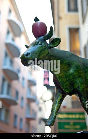 S, vacca svizzera con Guglielmo Tell mela sulla testa, Lugano, Ticino, Ticinosimbolo per la Svizzera Foto Stock