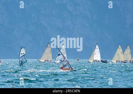 Windsurf sul Lago di Garda vicino a Torbole, Trentino, Italia Foto Stock