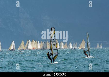 Windsurf sul Lago di Garda vicino a Torbole, Trentino, Italia Foto Stock