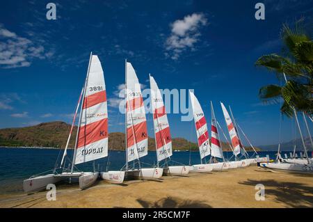 Catamarani sulla spiaggia del D-Hotel Maris vicino a Marmaris, Egeo Turco, Turchia Foto Stock