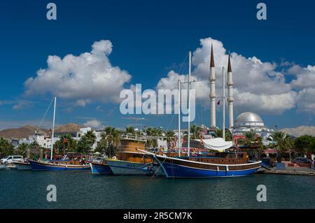 Porto e moschea di Turgutreis, vicino a Bodrum, Egeo turco, Turchia Foto Stock