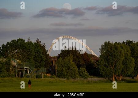 Londra, Regno Unito. 2 giugno 2023. Il tempo del Regno Unito – Una luna gibbosa in calo del 97,5 % si erge dietro l'arco dello stadio di Wembley, nel nord-ovest di Londra, davanti alla luna di Strawberry di domani. La luna piena di giugno, secondo l'Almanacco dell'Old Farmer, è così chiamata come era il segnale per le tribù dei nativi americani Algonquin di raccogliere fragole selvatiche. Manchester City gioca il Manchester United nella finale della Coppa fa domani pomeriggio e quando vincono, di solito festeggiano suonando la canzone "Blue Moon". Credit: Stephen Chung / Alamy Live News Foto Stock