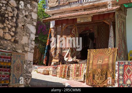 Commerciante di tappeti a Uecagiz, Riviera, Lycia, Costa del Sud Turca, Turchia Foto Stock