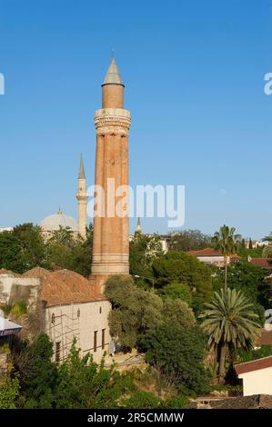 Minareto Yivli nella città vecchia di Antalya, Riviera Turca, Turchia Foto Stock