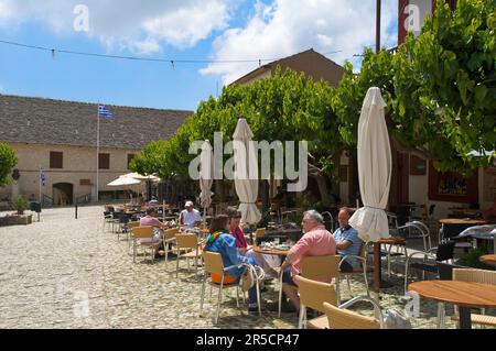 Street cafe in Omodos, Troodos Montagne, Cipro del Sud, Cipro del Sud Foto Stock