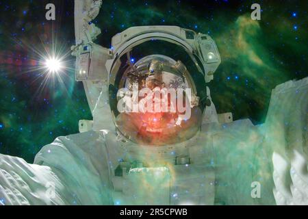 Astronauta. Nebulosa, grappolo di stelle nello spazio profondo. Fantascienza art. Elementi di questa immagine forniti dalla NASA Foto Stock