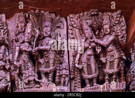 Sculture in legno in Aathmanatha Swamy Temple Chariot a Avudaiyarkoil vicino PUDUKKOTTAI Tamil Nadu, India del Sud, Asia Foto Stock