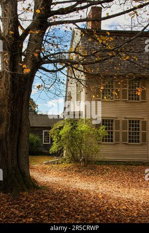 Old Manse; una casa del clero del 1700 (epoca della Guerra d'Indipendenza) d'epoca, situata accanto al Ponte Vecchio Nord a Concord, Massachusetts. Foto Stock