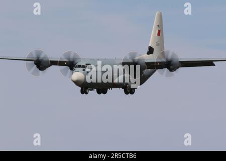 701, un Lockheed Martin C-130J Hercules gestito dalla Royal Bahraini Air Force (RBAF), arrivando a RAF Fairford in Gloucestershire, Inghilterra, per partecipare al Royal International Air Tattoo 2022 (RIAT 2022). Questo particolare aeromobile è una recente acquisizione per il RBAF, che in precedenza ha servito con la Royal Air Force come ZH880. Foto Stock