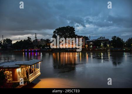 Srinagar, India. 02nd giugno, 2023. I turisti indiani si trovano sul ponte di una casa galleggiante mentre piove a Srinagar. Mentre piogge intermittenti continuavano a Srinagar, l'uomo meteorologico aveva previsto un tempo più umido fino al fine settimana, la temperatura notturna continuava a librarsi sotto il normale in Jammu e Kashmir. (Foto di Saqib Majeed/SOPA Images/Sipa USA) Credit: Sipa USA/Alamy Live News Foto Stock