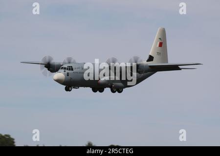 701, un Lockheed Martin C-130J Hercules gestito dalla Royal Bahraini Air Force (RBAF), arrivando a RAF Fairford in Gloucestershire, Inghilterra, per partecipare al Royal International Air Tattoo 2022 (RIAT 2022). Questo particolare aeromobile è una recente acquisizione per il RBAF, che in precedenza ha servito con la Royal Air Force come ZH880. Foto Stock