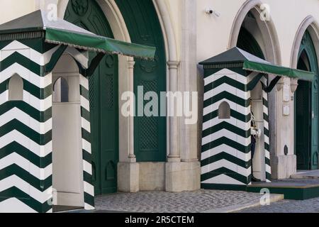 Facciata bianca e verde del Museo della Guardia Nazionale Repubblicana con guardiani in servizio a Lisbona Foto Stock