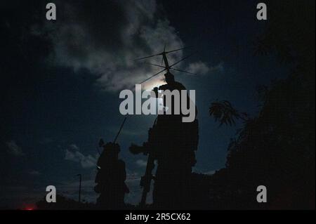 NEGLI STATI UNITI Air Force Special Tactics operator, assegnato alla 24th Special Operations Wing, detiene un'antenna durante Emerald Warrior 23 a Roosevelt Roads, Puerto Rico, 4 maggio 2023. Indipendentemente dalla natura tecnica delle nostre operazioni o dall'evoluzione delle nostre missioni globali, i nostri Air Commandos sono la nostra risorsa più efficace. (STATI UNITI Air Force foto di Senior Airman Stephen Pulter) Foto Stock