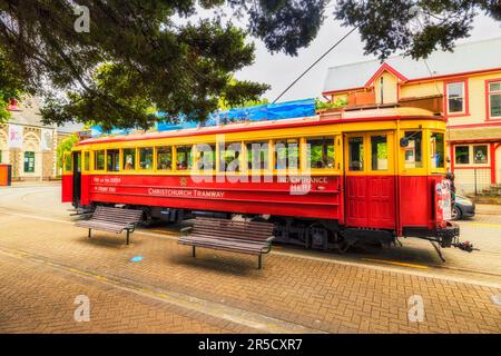 Christchurch, Nuova Zelanda - 27 Dic 2022: Tour in tram della città di Histroric sulle strade del centro della città vicino al museo. Foto Stock