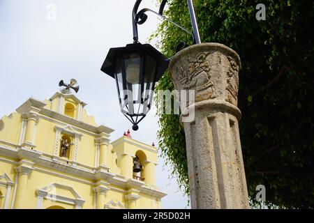 Antico rilievo degli dei maya di fronte ad una chiesa cattolica in Guatemala Foto Stock