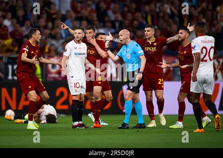 Budapest, Ungheria. 31 maggio 2023. L'arbitro Anthony Taylor sostiene con il giocatore DI COME Roma durante la finale di UEFA Europa League tra Sevilla FC e AS Roma. Credit: Nicolò campo/Alamy Live News Foto Stock