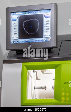 Istanbul, Turchia 28 maggio 2023; taglierina ottica tagliaocchiali tagliaocchiali macchina di fresatura Optometria Equipment. Attrezzature per la produzione di occhiali per impianti Foto Stock