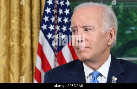 Washington DC, Stati Uniti. 02nd giugno, 2023. Il Presidente Joe Biden ha tenuto un discorso in prima serata presso la nazione dall'Ufficio ovale della Casa Bianca di Washington DC, venerdì 2 giugno 2023. Biden ha discusso l'approvazione dell'accordo di bilancio bipartisan, che ha evitato la possibilità di un primo default sul debito della nazione. Foto piscina di Jim Watson /UPI Credit: UPI/Alamy Live News Foto Stock