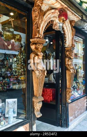 Esterno e vetrine di un negozio di maschere veneziane nel sestiere di Cannaregio, Venezia, Veneto, Italia Foto Stock