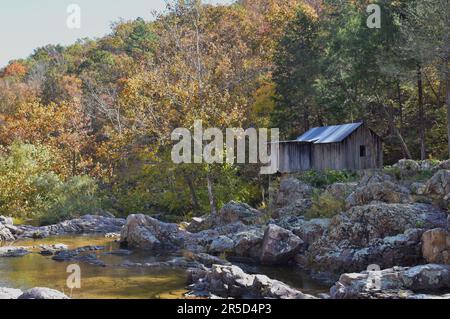 Klepzig Mill, un piccolo mulino a turbina costruito da Walter Klepzig nel 1928, situato su Rocky Creek, massi e chiuse. Winona, Missouri, Stati Uniti Foto Stock