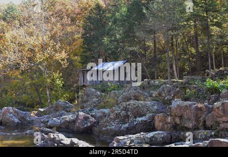 Klepzig Mill, un piccolo mulino a turbina costruito da Walter Klepzig nel 1928, situato su Rocky Creek, massi e chiuse. Winona, Missouri, Stati Uniti Foto Stock