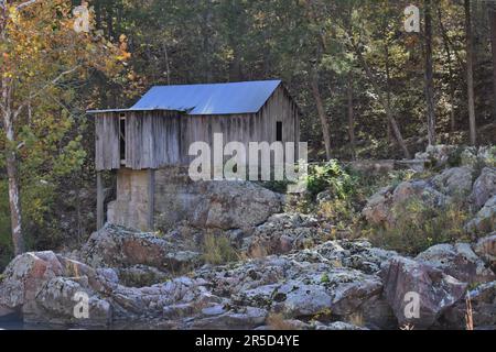 Klepzig Mill, un piccolo mulino a turbina costruito da Walter Klepzig nel 1928, situato su Rocky Creek, massi e chiuse. Winona, Missouri, Stati Uniti Foto Stock