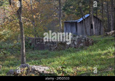 Klepzig Mill, un piccolo mulino a turbina costruito da Walter Klepzig nel 1928, situato su Rocky Creek, massi e chiuse. Winona, Missouri, Stati Uniti Foto Stock