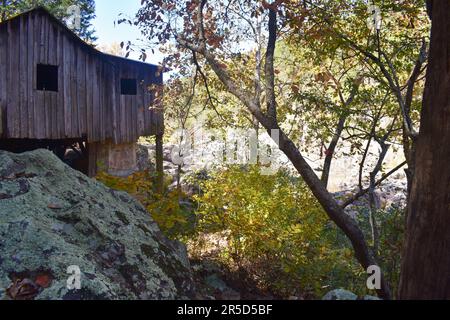 Klepzig Mill, un piccolo mulino a turbina costruito da Walter Klepzig nel 1928, situato su Rocky Creek, massi e chiuse. Winona, Missouri, Stati Uniti Foto Stock