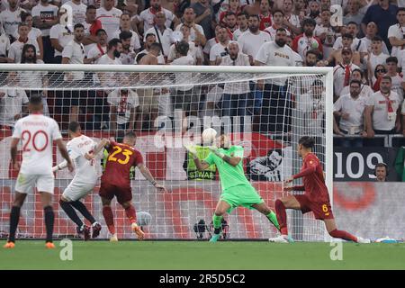 Budapest, Ungheria. 31st maggio, 2023. Gianluca Mancini di AS Roma devia la palla oltre il suo portiere Rui Patricio per livellare lo scoreline a 1-1 durante la partita della UEFA Europa League alla Puskas Arena di Budapest. Il credito di immagine dovrebbe essere: Jonathan Moskrop/Sportimage Credit: Sportimage Ltd/Alamy Live News Foto Stock