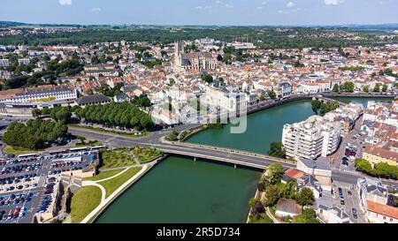 Veduta aerea del ponte Jean Bureau che attraversa il fiume Marne a Meaux nel dipartimento francese di Seine et Marne nella regione di Parigi, Francia Foto Stock