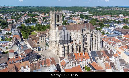 Veduta aerea della cattedrale di Saint Etienne di Meaux, una chiesa cattolica romana nel dipartimento di Seine et Marne vicino a Parigi, Francia Foto Stock