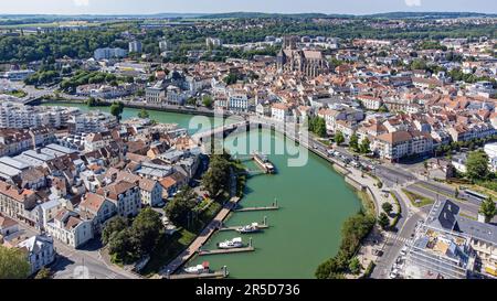 Veduta aerea del porto di Meaux sul fiume Marne nel dipartimento francese di Seine et Marne nella regione di Parigi, Francia Foto Stock