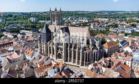 Veduta aerea della cattedrale di Saint Etienne di Meaux, una chiesa cattolica romana nel dipartimento di Seine et Marne vicino a Parigi, Francia Foto Stock