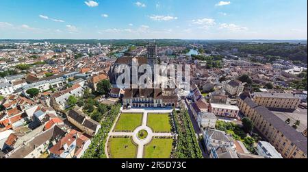 Vista aerea dei giardini del Palazzo Episcopale e Saint Etienne Cattedrale di Meaux, una chiesa cattolica romana nel dipartimento della Senna e Marna vicino Foto Stock