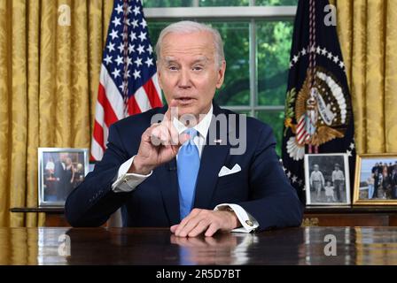 Washington, Stato di Vereinigte. 02nd giugno, 2023. Il presidente DEGLI STATI UNITI Joe Biden si rivolge alla nazione per evitare il default e l'accordo di bilancio bipartisan, all'Ufficio ovale della Casa Bianca di Washington, DC, 2 giugno 2023. Credito: Jim Watson/Pool tramite CNP/dpa/Alamy Live News Foto Stock