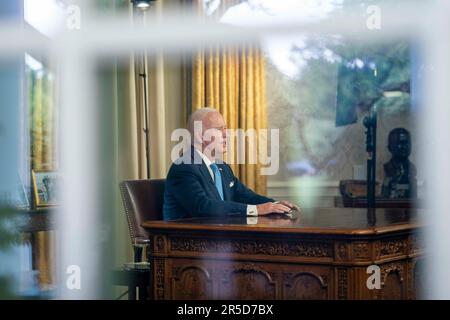 Washington, Stato di Vereinigte. 02nd giugno, 2023. Il presidente Joe Biden si rivolge alla nazione sul disegno di legge del limite di debito nell'ufficio ovale alla Casa Bianca a Washington, DC venerdì 1 giugno 2023. Credito: Bonnie Cash/Pool tramite CNP/dpa/Alamy Live News Foto Stock