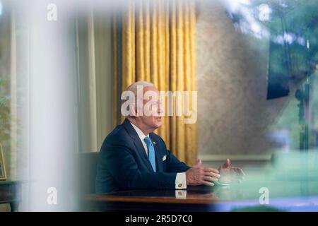 Washington, Stato di Vereinigte. 02nd giugno, 2023. Il presidente Joe Biden si rivolge alla nazione sul disegno di legge del limite di debito nell'ufficio ovale alla Casa Bianca a Washington, DC venerdì 1 giugno 2023. Credito: Bonnie Cash/Pool tramite CNP/dpa/Alamy Live News Foto Stock
