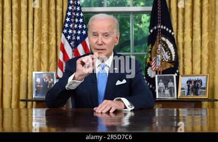 Washington, Stato di Vereinigte. 02nd giugno, 2023. Il presidente DEGLI STATI UNITI Joe Biden si rivolge alla nazione per evitare il default e l'accordo di bilancio bipartisan, all'Ufficio ovale della Casa Bianca di Washington, DC, 2 giugno 2023. Credito: Jim Watson/Pool tramite CNP/dpa/Alamy Live News Foto Stock