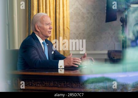 Washington, Stato di Vereinigte. 02nd giugno, 2023. Il presidente Joe Biden si rivolge alla nazione sul disegno di legge del limite di debito nell'ufficio ovale alla Casa Bianca a Washington, DC venerdì 1 giugno 2023. Credito: Bonnie Cash/Pool tramite CNP/dpa/Alamy Live News Foto Stock
