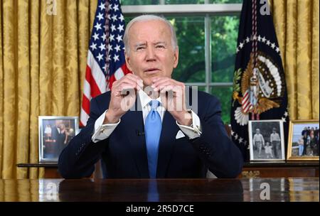 Washington, Stato di Vereinigte. 02nd giugno, 2023. Il presidente DEGLI STATI UNITI Joe Biden si rivolge alla nazione per evitare il default e l'accordo di bilancio bipartisan, all'Ufficio ovale della Casa Bianca di Washington, DC, 2 giugno 2023. Credito: Jim Watson/Pool tramite CNP/dpa/Alamy Live News Foto Stock