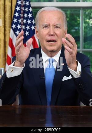 Washington, Stato di Vereinigte. 02nd giugno, 2023. Il presidente DEGLI STATI UNITI Joe Biden si rivolge alla nazione per evitare il default e l'accordo di bilancio bipartisan, all'Ufficio ovale della Casa Bianca di Washington, DC, 2 giugno 2023. Credito: Jim Watson/Pool tramite CNP/dpa/Alamy Live News Foto Stock