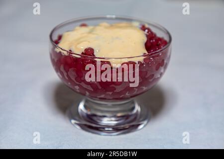 Vino rosso sago con crema alla vaniglia, dessert tradizionale culturale dal Brasile meridionale. la cultura di gaucho. Sagu Foto Stock