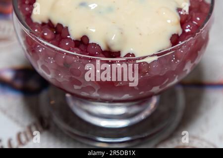 Vino rosso sago con crema alla vaniglia, dessert tradizionale culturale dal Brasile meridionale. la cultura di gaucho. Sagu Foto Stock