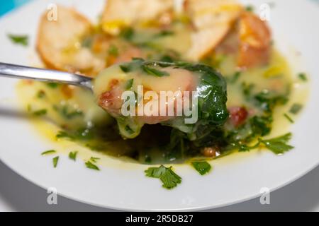 Zuppa tradizionale portoghese chiamata Caldo Verde con pane tradizionale. "comida de verdade" Foto Stock