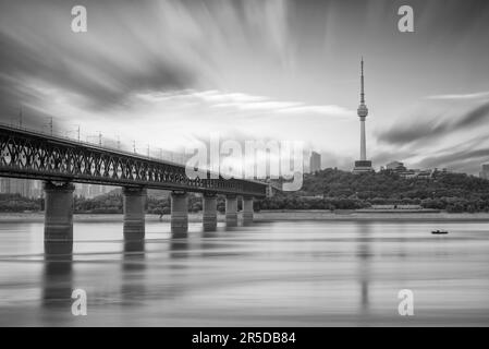 Il ponte sul fiume Wuhan Yangtze e la torre televisiva a Wuhan, Hubei, Cina. Foto Stock