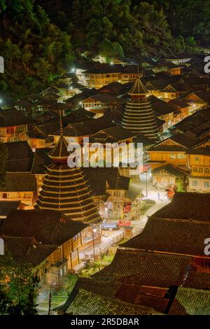 Il paesaggio del villaggio di Huanggang Dong di notte nella contea di Congjiang, Guizhou, Cina. Foto Stock