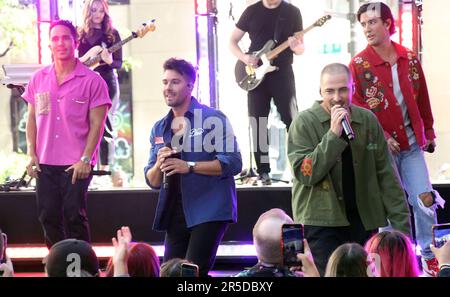 Giugno, 02, 2023 Carlos PenaVega, James Maslow, Kendall Schmidt, Logan Henderson of Big Time Rush suona la serie di concerti del Today Show al Rockefeller Plaza di New York 02 giugno 2023 Credit: RW/MediaPunch Credit: MediaPunch Inc/Alamy Live News Foto Stock