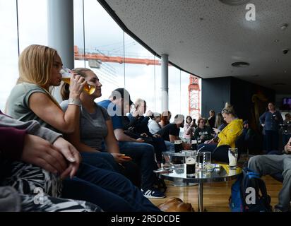 Gusterete una pinta di Guinness Stout al bar sul tetto della Guinness Storehouse di St James's Gate a Dublino, Irlanda. Foto Stock