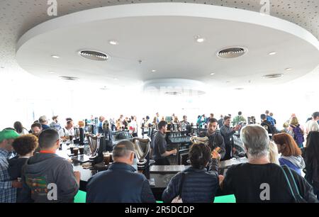 Gusterete una pinta di Guinness Stout al bar sul tetto della Guinness Storehouse di St James's Gate a Dublino, Irlanda. Foto Stock